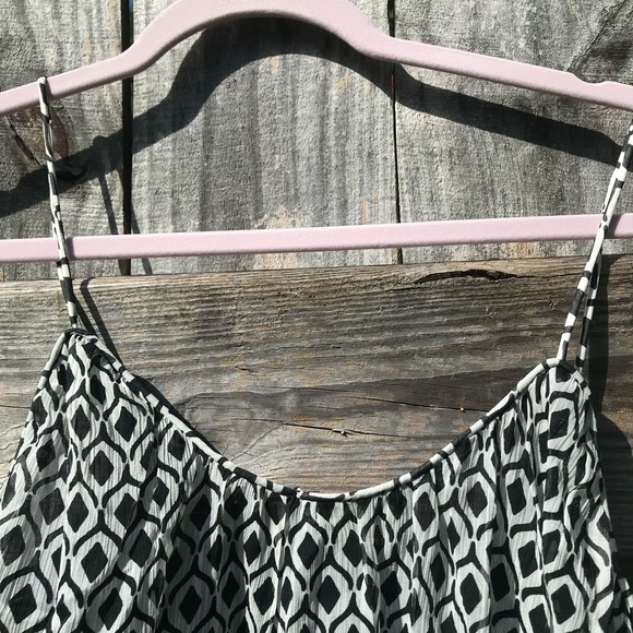 H & M Black and White Geometric Women's Top NWT Size 14 - Picture 4 of 11